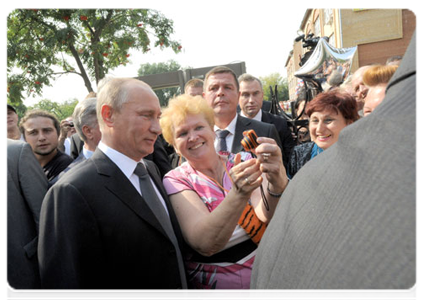 После посещения школы Премьер пообщался с жителями Подольска, в том числе родителями учеников