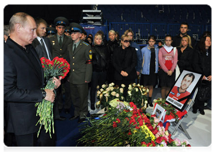 Председатель Правительства Российской Федерации В.В.Путин принял в Ярославле участие в траурной церемонии прощания с членами хоккейной команды «Локомотив», погибшими в авиакатастрофе
