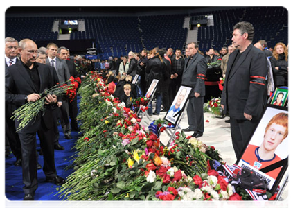Председатель Правительства Российской Федерации В.В.Путин принял в Ярославле участие в траурной церемонии прощания с членами хоккейной команды «Локомотив», погибшими в авиакатастрофе