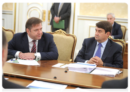 Minister of Energy Sergei Shmatko and Minister of Transport Igor Levitin at a Government Presidium meeting