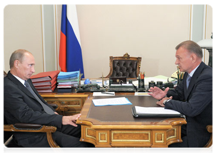 Prime Minister Vladimir Putin at a meeting with Ryazan Region Governor Oleg Kovalyov