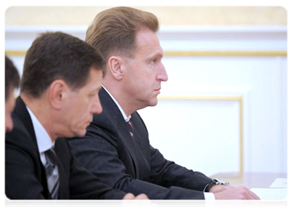 Deputy Prime Minister Alexander Zhukov and First Deputy Prime Minister Igor Shuvalov at a meeting of the Government Presidium