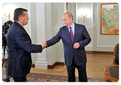 Prime Minister Vladimir Putin meets with First Deputy Prime Minister Viktor Zubkov