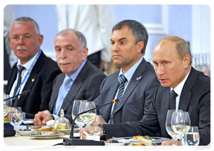 Vladimir Putin continued his meeting with the regional leaders of the Northwestern Federal District who are members of the United Russia party by hosting a working dinner