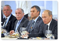 Председатель Правительства Российской Федерации В.В.Путин продолжил встречу с руководителями регионов Северо-Западного федерального округа – членами партии «Единая Россия» в формате рабочего обеда