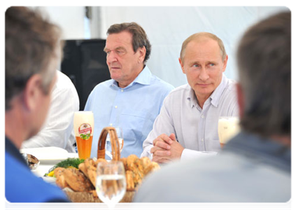 Председатель Правительства Российской Федерации В.В.Путин и председатель комитета акционеров компании «Норд Стрим АГ», бывший канцлер ФРГ Г.Шрёдер встретились в неформальной обстановке с участниками реализации проекта