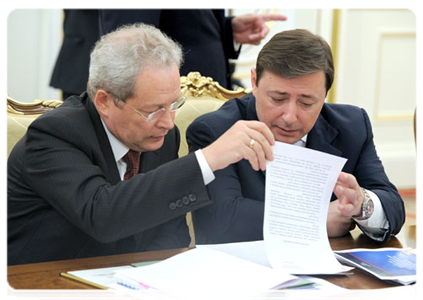 Minister of Regional Development Viktor Basargin and Deputy Prime Minister and Presidential Envoy to the North Caucasus Federal District Alexander Khloponin at a meeting of the Government Presidium