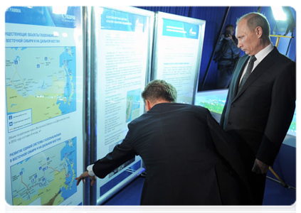 Перед видеоконференцией Председатель Правительства Российской Федерации В.В.Путин ознакомился с информационными стендами о перспективах развития газовой отрасли в восточных регионах Российской Федерации