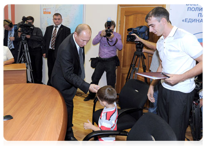 Prime Minister Vladimir Putin receiving people at the public reception room of the United Russia chairman in Vladivostok. The reception was attended by First Deputy Prime Minister Igor Shuvalov