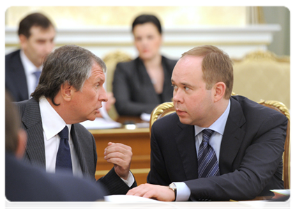Deputy Prime Minister Igor Sechin and Minister of the Russian Federation and Chief of the Government Staff Anton Vaino at a Government Presidium meeting