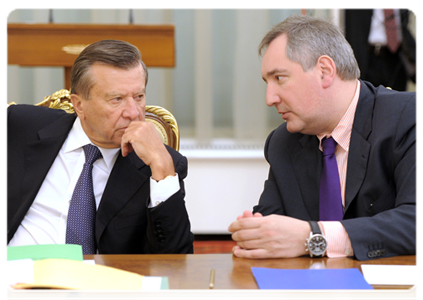First Deputy Prime Minister Viktor Zubkov and Deputy Prime Minister Dmitry Rogozin at a Government Presidium meeting