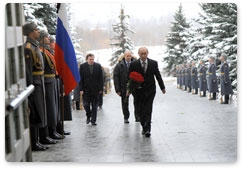 Председатель Правительства Российской Федерации В.В.Путин приехал на Троекуровское кладбище, чтобы проститься с выдающимся советским разведчиком Г.А.Вартаняном