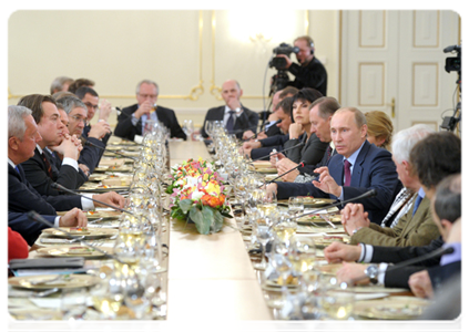 Председатель Правительства Российской Федерации В.В.Путин встретился с руководителями и главными редакторами российских телерадиокомпаний и печатных СМИ