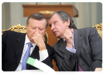 First Deputy Prime Minister Viktor Zubkov and Deputy Prime Minister Igor Sechin at the Government Presidium meeting