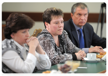 Miner’s widow Natalya Markovskikh, mine rescue worker’s widow Olga Korotenko, and Deputy Prime Minister Igor Sechin