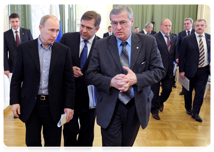 После совещания Председатель Правительства Российской Федерации В.В.Путин осмотрел выставку, посвящённую обеспечению безопасности работ в угольных шахтах