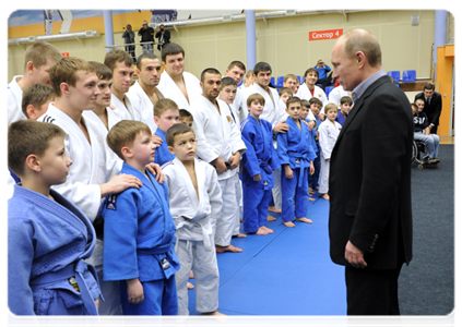 Председатель Правительства Российской Федерации В.В.Путин посетил региональный центр дзюдо в городе Кемерово, где побывал на тренировке юных дзюдоистов