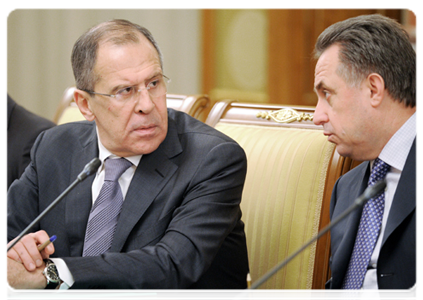 Minister of Foreign Affairs Sergei Lavrov and Minister of Sport, Tourism and Youth Policy Vitaly Mutko at a Government meeting