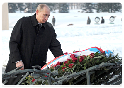 Председатель Правительства Российской Федерации В.В.Путин посетил Пискарёвское мемориальное кладбище и возложил венок к бронзовой скульптуре «Мать-Родина»