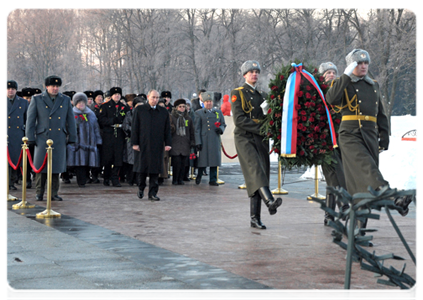 Prime Minister Vladimir Putin visits the Piskaryovskoye memorial cemetery and lays a wreath at the Motherland bronze sculpture