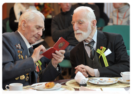Ivan Shishevilov, battery commander on the Leningrad Front, chairman of the Council of Veterans of the 351st Air Defence Regiment, and Zakhar Khachatryan, veteran of the Great Patriotic War, Merited Artist of the Russian Federation, member of the St Petersburg Union of Artists