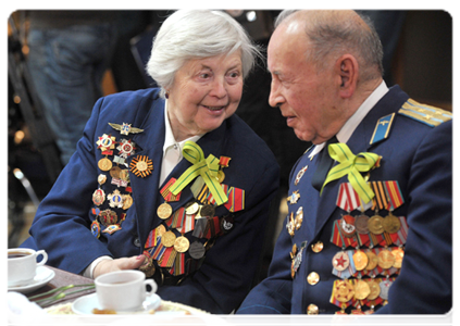 Inna Pashchenko, veteran of the Great Patriotic War, chairwoman of the Council of Veterans of the 13th Air Force Army, and Asyadula Nigmatulin, veteran of the Great Patriotic War, member of the committee of the public Council of Veterans of the 13th Air Force Army