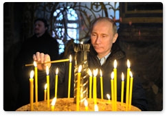 В завершение рабочей поездки в Тихвин В.В.Путин посетил Тихвинский Богородичный Успенский мужской монастырь и поклонился Тихвинской иконе Богородицы