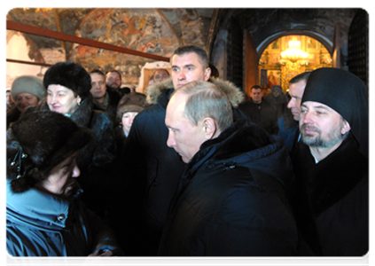 At the end of his working trip to Tikhvin, Vladimir Putin visits the Tikhvin Dormition Monastery and bows down before the Theotokos of Tikhvin icon