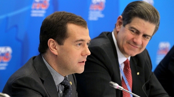 Председатель Правительства Дмитрий Медведев и председатель совета директоров, главный исполнительный директор Ernst & Young Global, сопредседатель консультативного совета по иностранным инвестициям в России Джеймс Терли