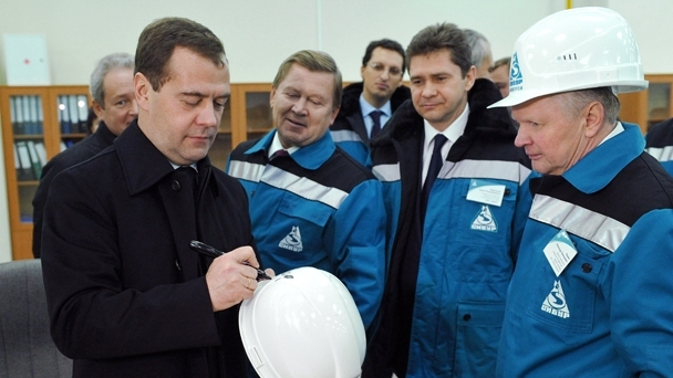 Dmitry Medvedev with Sibur-Khimprom employees