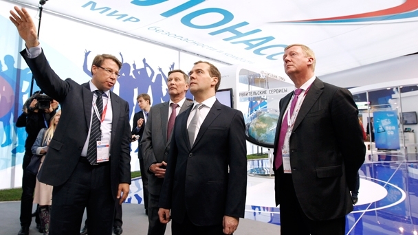 Dmitry Medvedev reviews an exhibition of Russian innovative projects