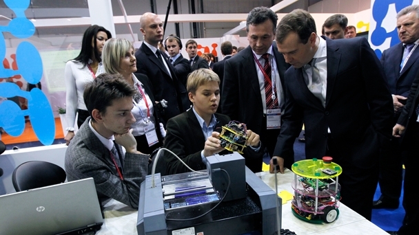 Dmitry Medvedev reviews an exhibition of Russian innovative projects