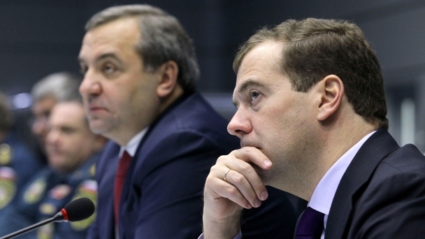 Председатель Правительства Дмитрий Медведев и министр по делам гражданской обороны, чрезвычайным ситуациям и ликвидации последствий стихийных бедствий Владимир Пучков