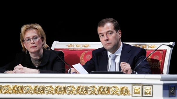 Председатель правительства Дмитрий Медведев и министр здравоохранения Вероника Скворцова