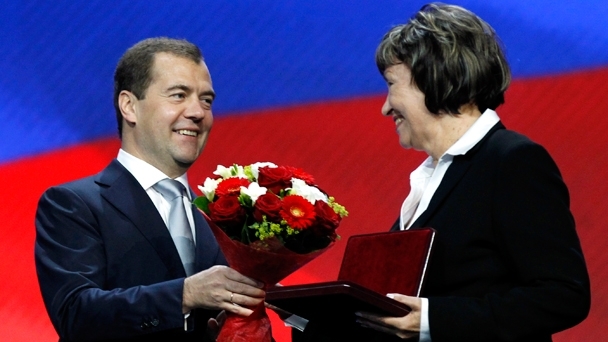 Prime Minister Dmitry Medvedev presents a certificate on the conferment of the honourary title of Merited Doctor of the Russian Federation to Valentina Berestnyova, Deputy Head Physician at the Uryupinsk Central District Hospital