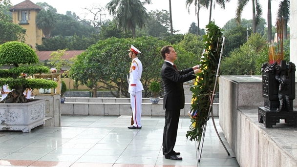 Laying a wreath at the Fallen Heroes Memorial
