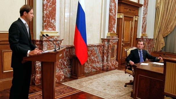 Председатель Правительства Дмитрий Медведев и Министр промышленности и торговли Денис Мантуров