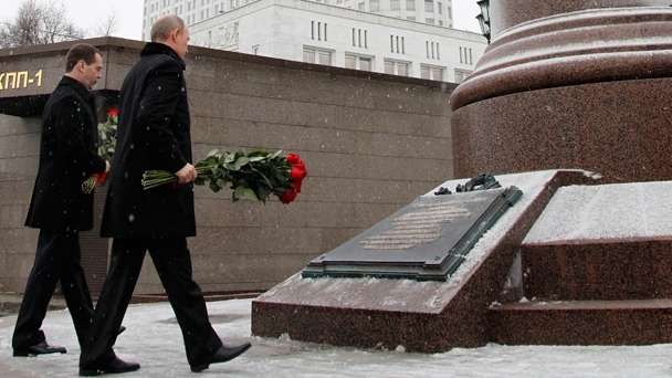 Vladimir Putin and Dmitry Medvedev lay flowers at the monument to Pyotr Stolypin