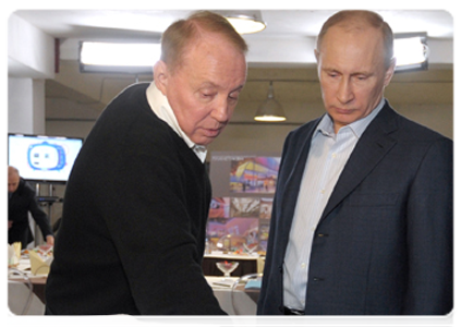 Председатель Правительства Российской Федерации В.В.Путин и руководитель и ведущий телепрограммы КВН А.В.Масляков