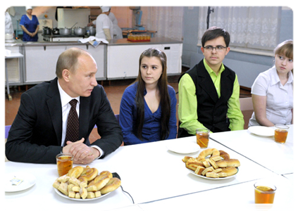 Prime Minister Vladimir Putin visits Secondary School No. 7 and meets with the school council