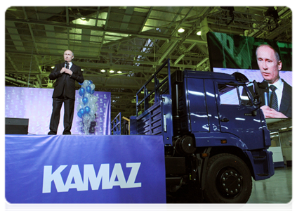 Председатель Правительства Российской Федерации В.В.Путин посетил автомобильный завод – ОАО «КамАЗ», где принял участие в церемонии схода с конвейера 2-миллионного грузовика