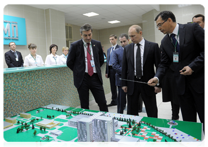 Prime Minister Vladimir Putin on a visit to an accident and emergency hospital