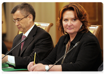 Minister of Agriculture Yelena Skrynnik and Interior Minister Rashid Nurgaliyev at a Government meeting