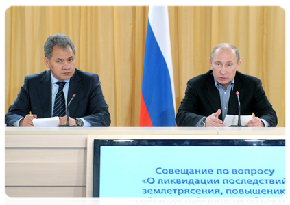 Prime Minister Vladimir Putin and Minister of Civil Defence, Emergencies and Disaster Relief Sergei Shoigu at a meeting on earthquake relief in Siberian regions