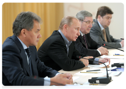 Prime Minister Vladimir Putin, Minister of Civil Defence, Emergencies and Disaster Relief Sergei Shoigu and Presidential Plenipotentiary Envoy to the Siberian Federal District Viktor Tolokonsky at a meeting on earthquake relief in Siberian regions