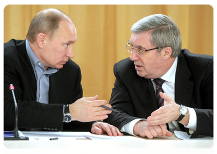 Prime Minister Vladimir Putin and Presidential Plenipotentiary Envoy to the Siberian Federal District Viktor Tolokonsky at a meeting on earthquake relief in Siberian regions
