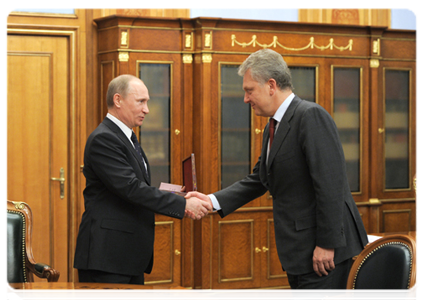 Prime Minister Vladimir Putin presents the Pyotr Stolypin Medal to Viktor Khristenko, Chairman of the Eurasian Economic Commission’s Board