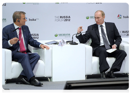 Председатель Правительства Российской Федерации В.В.Путин и глава Сбербанка России Г.О.Греф на инвестиционном форуме «Россия-2012»