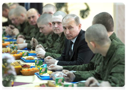 Председатель Правительства Российской Федерации В.В.Путин пообедал вместе с военнослужащими Таманской бригады и поговорил с ними о военной службе