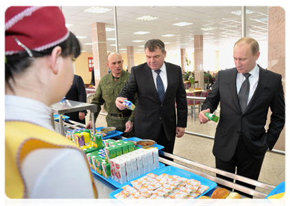 Председатель Правительства Российской Федерации В.В.Путин пообедал вместе с военнослужащими Таманской бригады и поговорил с ними о военной службе
